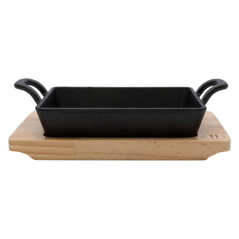 REGENT COOKWARE CAST IRON RECTANGULAR PAN WITH 2 HANDLES ON A WOODEN BOARD, (215X125X65MM)