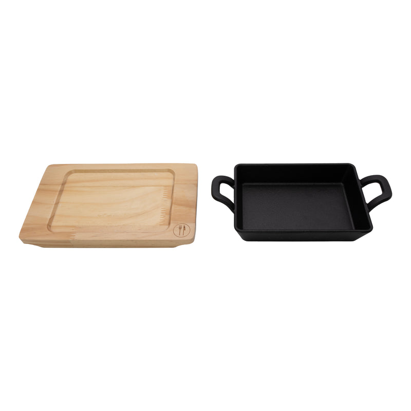 REGENT COOKWARE CAST IRON RECTANGULAR PAN WITH 2 HANDLES ON A WOODEN BOARD, (215X125X65MM)